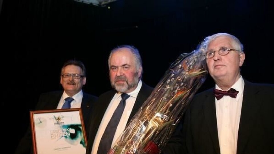 Her flankeres Logistikkprisvinneren av Guttorm Sand (t.v.) og Jan Are Tevik i logistikkpriskomitéen.