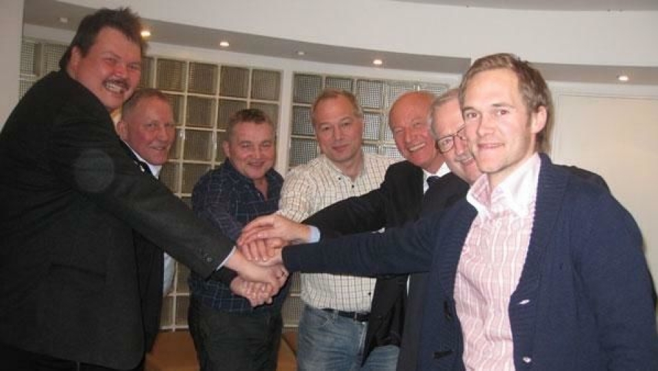 Fra v. Karsten Høy, adm. direktør i Greenland Ventures AS, Rasmus Chr. Rasmussen, adm. direktør i GMS (styremedlem), Frank Jakobsen prosjektdirektør LNS Spitsbergen (styremedlem), Frode Nilsen, adm. direktør i LNS, Vagn Andersen, styreleder i Greenland Venture A/S, Finn K. Mortensen, GMS (arbeidende styreleder) og Magnus Kibsgaard, økonomisjef Rana Gruber (styremedlem).