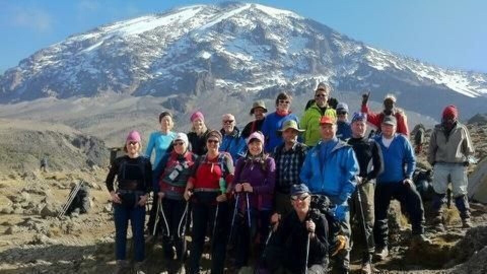 Frokost i sol og super utsikt mot Kibo og Mount Meru for LNS-gjengen.