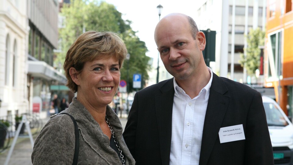 Merethe Storødegård og John Kenneth Selven tar uenigheten med et smil.