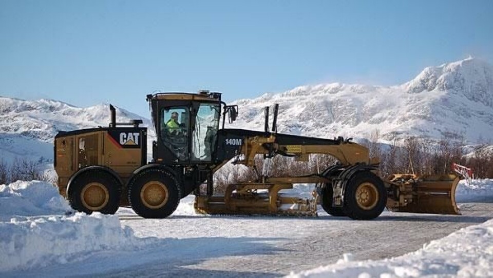 Blant utstyret som leveres i april er den veghøvelen, Cat 140M.