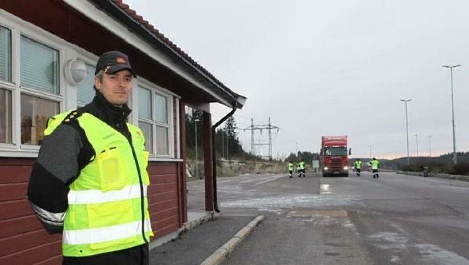 Seksjonsleder i Statens vegvesen region Øst under en kontroll på Taraldrud kontrollstasjon der flere norske biler ble bøtelagt for feilregistrert bombrikke.