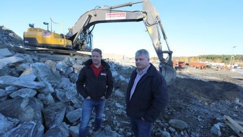 Daglig leder Asle Michael Berg (t.v.) og eier og styreformann Martin Grimsrud i Leif Grimsrud AS, ved anlegget på selskapets tomt i Halden. Her skal det bygges nytt administrasjonsbygg.
