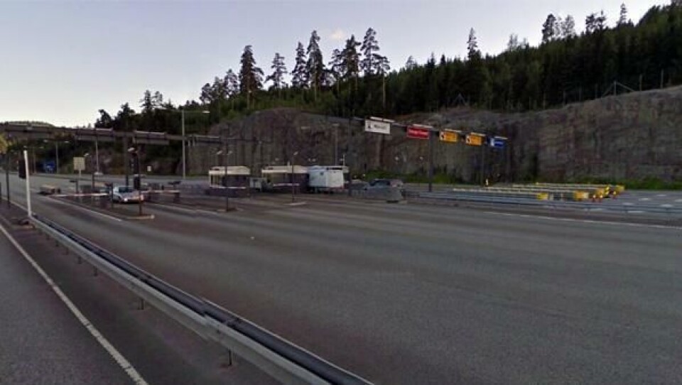 Lørdag passerer den siste betalende bilisten bomstasjonen i Sande.