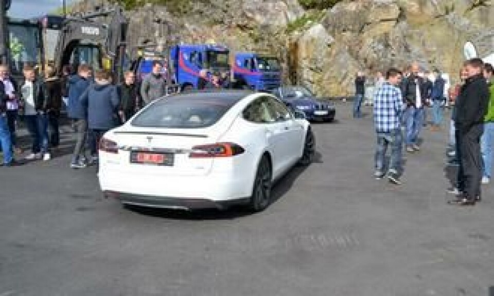 En Tesla el-bil var på messen, og de besøkende kunne prøvekjøre den spreke bilen.