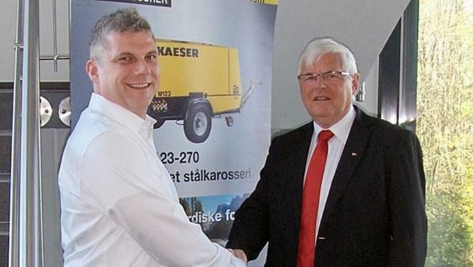 Yngvar Carlsen (til høyre) overlater stafettpinnen til Egil Krokan.