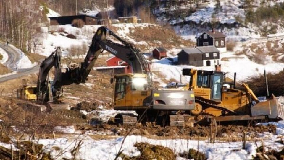 Ahsco Entreprenør AS fra Vinstra bygger allerede anleggsveg fram til jernebaneundergangen som skal etableres nedenfor Gryttingsjordet i Sør-Fron. Hvem som skal bygge selve undergangen, er klart i slutten av april.