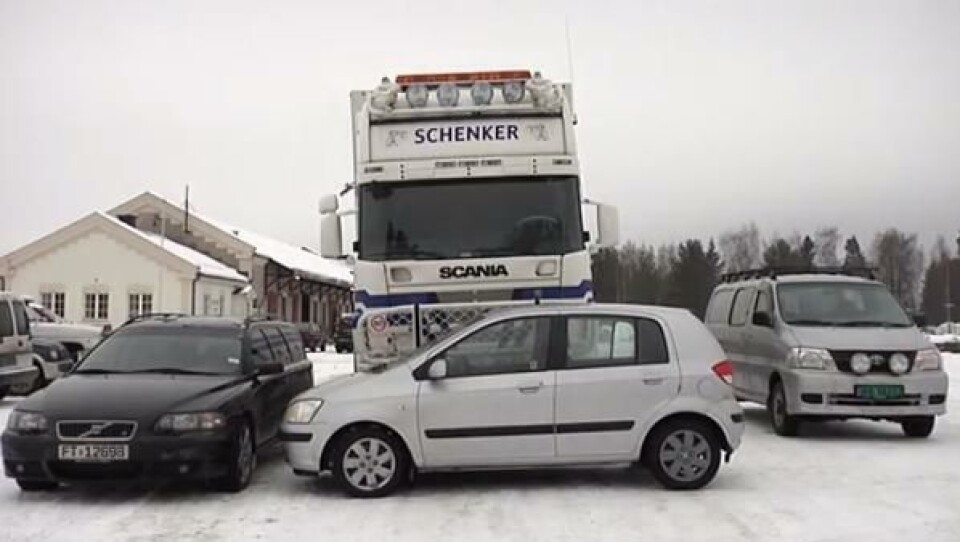 Lastebilsjåføren ser ingen av disse bilene