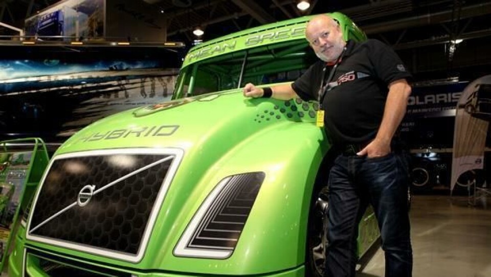 Torstein Magelssen i Volvo Norge med verdens raskeste hybride lastebil på Volvos område under Oslo Motor Show 2013.