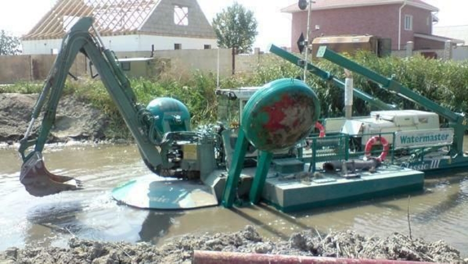 Watermaster, sjøgående maskinløsning som kan grave, kutte og eller suge opp forurensninger fra tilgrodde elver eller sjøer.
