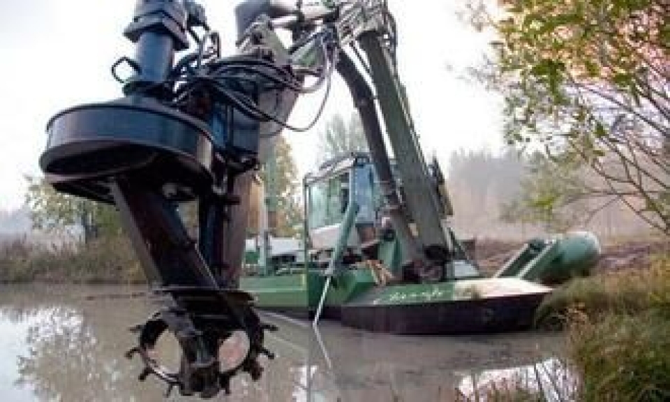 Nærbilde av effektivt kutteutstyr. Watermaster kan også bevege seg på land og det er utviklet et bredt spekter av utstyr til maskinen.