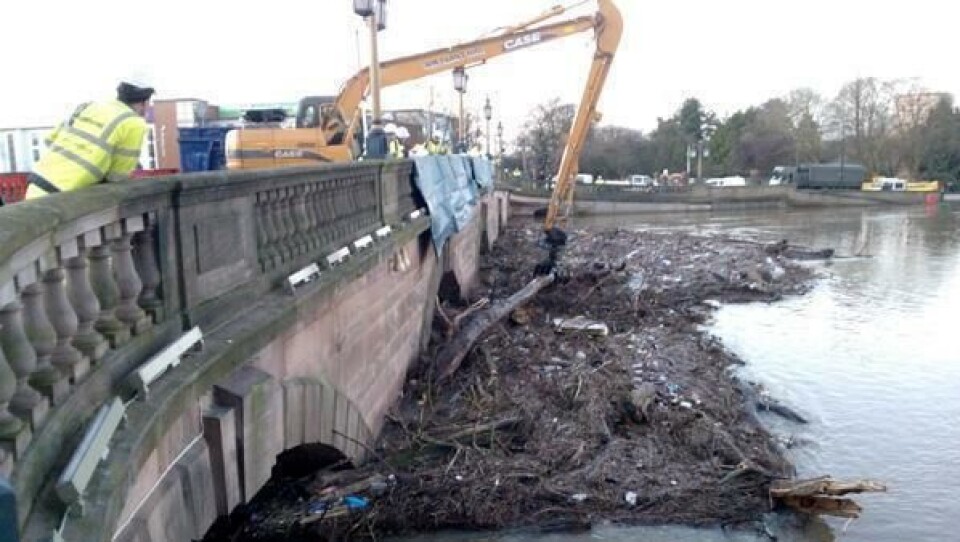 Pressemeldingen forteller ikke noe om rekkevidden på bom og stikke på denne Case CX130-maskinen (13 tonn som standard), men det holdt til å rydde bort avfallet foran Worcester-brua i England.