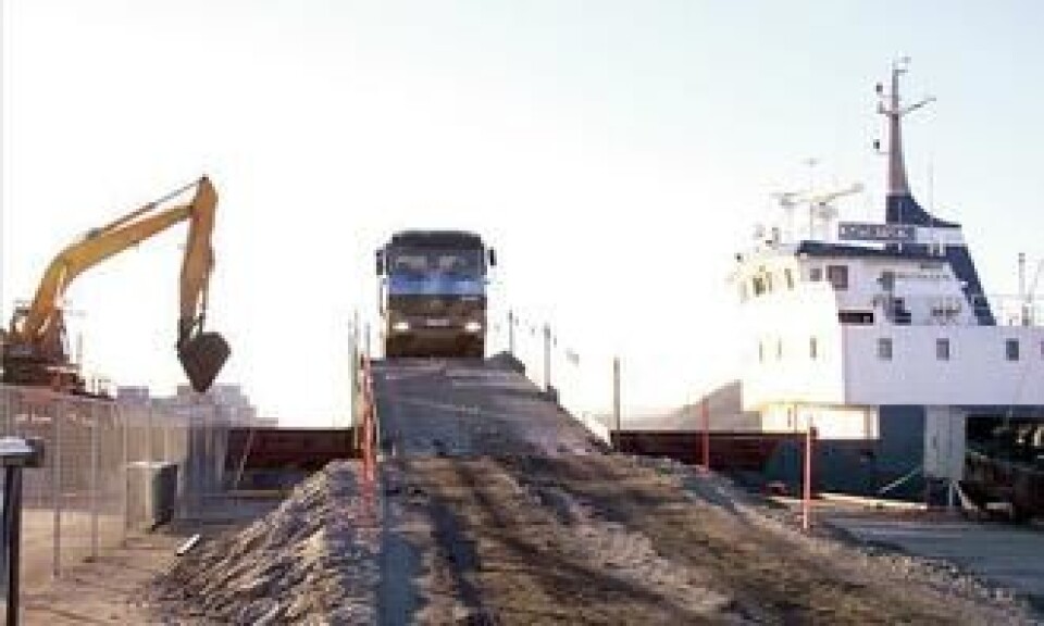 Massene tippes på båt som frakter dem videre til NOAHs behandlingsanlegg på Langøya.