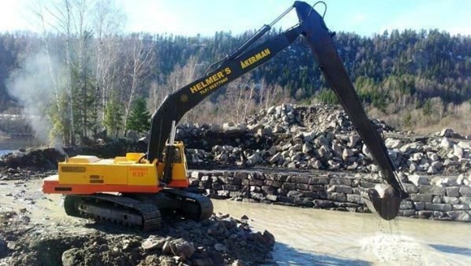 Åkerman H25-en i gang med gravingen på Hvittingfoss.