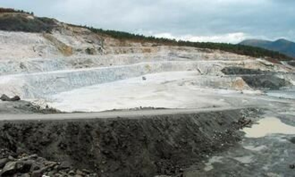 Dagbruddet ligger godt skjermet fra omgivelsene og med pallehøyder innover i hvite marmorforekomster.