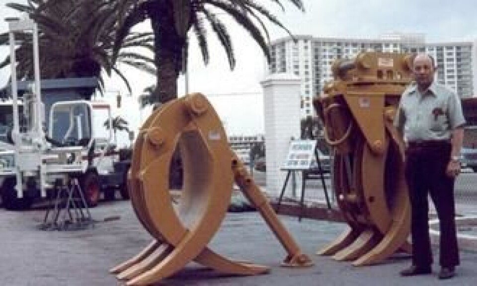 Grunnleggeren av bedriften, Roy LaBounty, viser sine grabber på en utstilling i Florida i 1974.