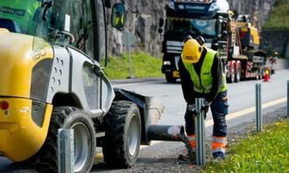 Kramer Allrad'en med en skuff med skru i bunnen for å fylle inn til stolpene er også laget på Trygg Vei sitt verksted.
