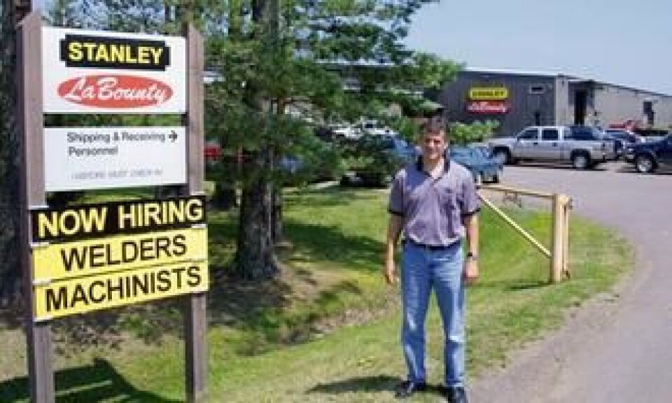 - Vi ansetter nå sveisere og metallarbeidere, står det på skiltet ved inngangen til fabrikken. - Og det skyldes den store etterspørselen etter våre produkter, sier markedskonsulent Uwe Kausch.