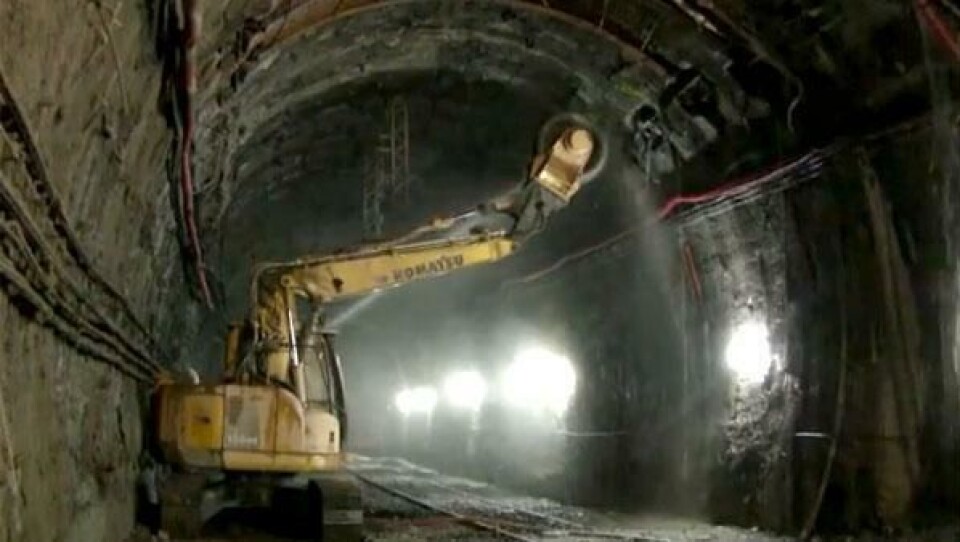Kutter tunneltak med gravemaskin