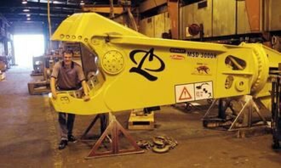Markedskonsulent Uwe Kausch i kjeften på en MSD 3000R stålsaks med klippekraft på 1479 tonn innerst i kjeven.