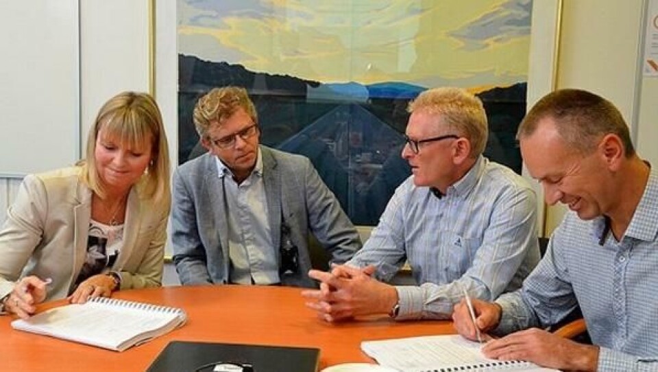 Fylkesordfører Terje Damman (nr to fra.venstre) overvar at prosjektdirektør Anette Aanesland i Statens vegvesen, anleggsdirektør Hans Ragnar Uthus i Kruse Smith og regionsdirektør Mads Hompland i Risa signerte avtalen om rassikring og tunnelbygging på fylkesvei 42 Haughomfjellene.