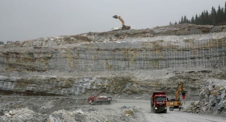 Det er store dimensjoner på bruddet til Brønnøy Kalk i Hommelstø. På toppen av fjellet fylles drivstoff på en Cat 390DLME, mens 345DL-graveren jobber med en Sandvik-hammer for å dele stor stein. T. Engenes MAN-lastebiler kjører steinen til knuseren.