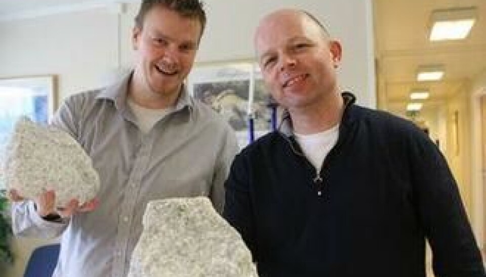 Daglig leder Torbjørn Sellæg (t.v) og Ole Meijer i Norsk Mineral trenger nye forekomster av kalkstein.