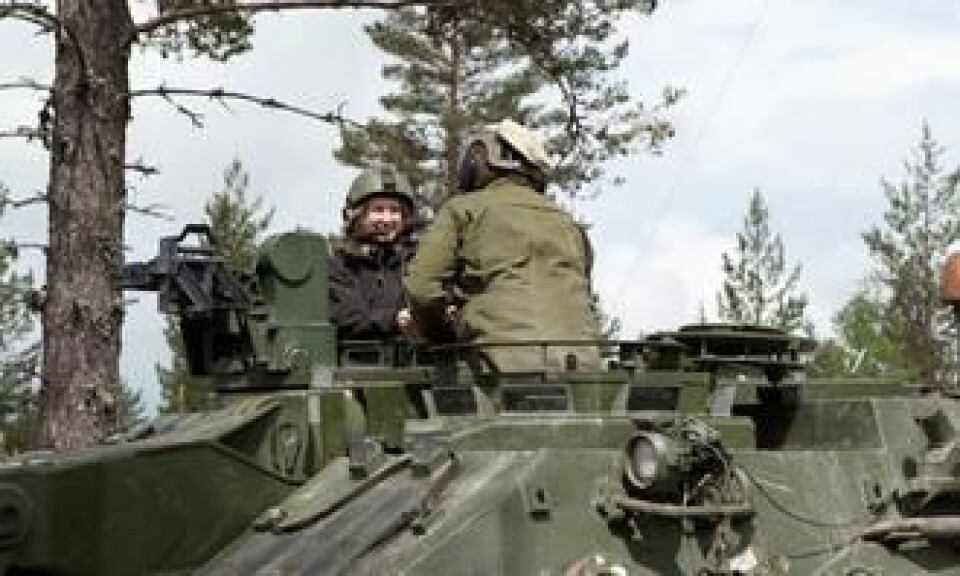 Gina har vært passasjer og skal over i vognførerbrønnen nærmest kameraet. Hun får hjelp av vognfører Evjen til å koble om kommunikasjonsledningene til hjelmen. Ansiktuttrykket forteller at turen slo an.