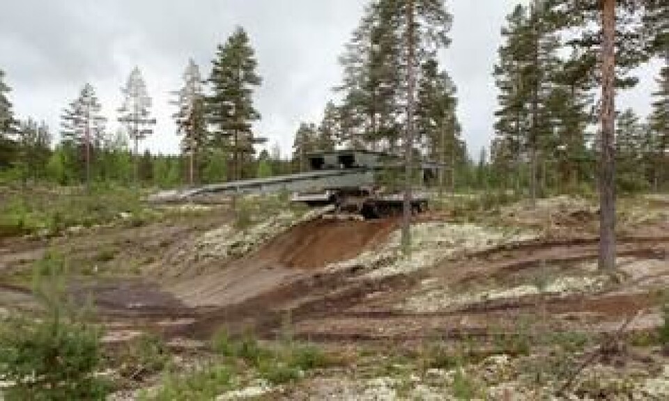 Bruleggeren er i ferd med å legge bru over et søkk i terrenget.