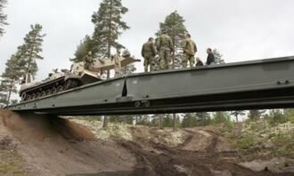 Brua er på plass. Tid for samling på brua.