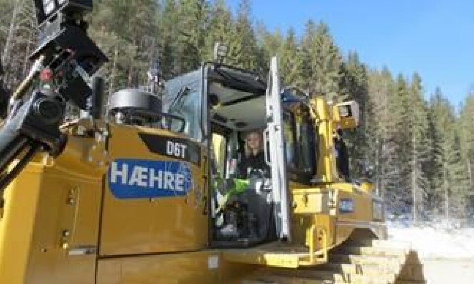 Gina Husdal (20) fra Sokna er til daglig maskinfører hos Hæhre Entreprenør. Hun er å finne bak spakene på en splitter ny Cat D6T, og er med på å bygge ny riksvei 7 fra Sokna til Ørgenvika. Hun har utdannet seg til skogsmaskinfører ved skogbrukslinjen på Kongsberg vgs. Gina kjørte hogstmaskin i 1,5 år før hun ble ansatt hos Hæhre, og er fortsatt å finne i en hogstmaskin når hun ikke er på Hæhre sine anlegg.