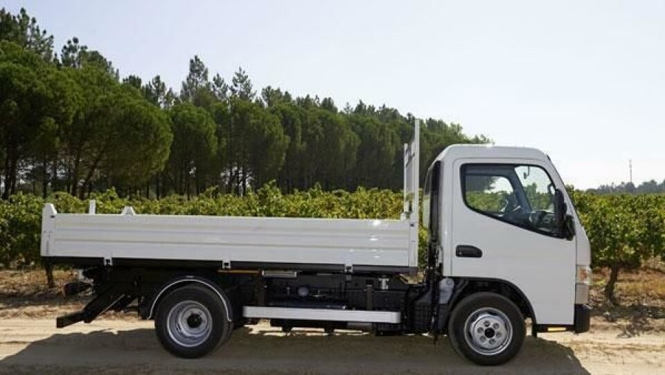 Fuso Canter kan nå leveres med et lett aluminiumsplan ferdig montert på Tramagal-fabrikken i Portugal.