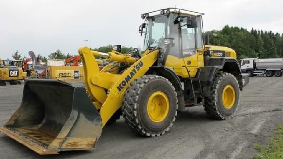 Hesselberg Maskins kompakteringsekspert, Odd Enger, kjørte velvillig frem den nye WA320-7 for fotografering på Sørlandets Travbane i Kristiansand.