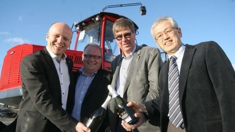 Trygve Slagsvold Vedum (t.v.), Tore Aaslund, Erik Øverbø og Toshio Miyake trakk utendørs da champagnekorkene skulle smelles for Komatsu Forests nye anlegg på Stange.