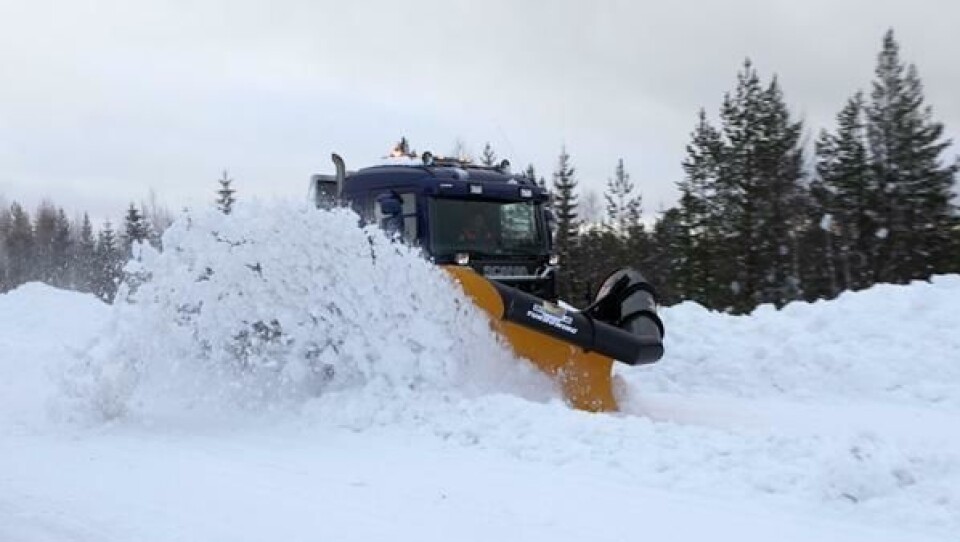 Scania R730 LB6x4HNB med Øveraasen L290 FS spissplog er et kraftig redskap for snøbrøyting på norske veier.