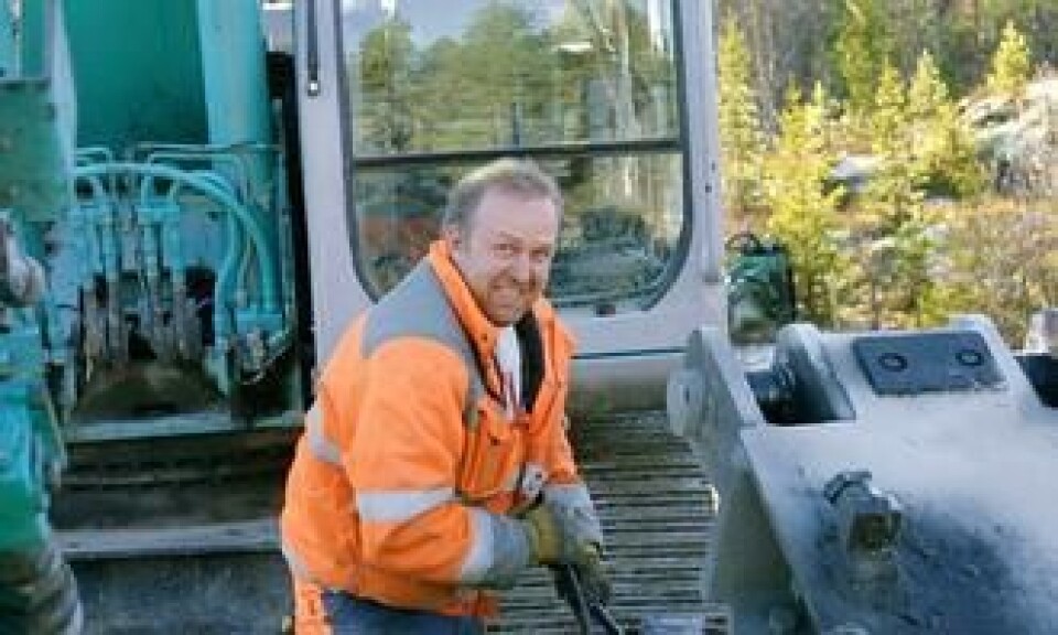 Pål Kleven fra Valdres Anlegg AS og hans Kobelco SK210 har pigget og boret ved demningen og på en ny, kort veistubb.