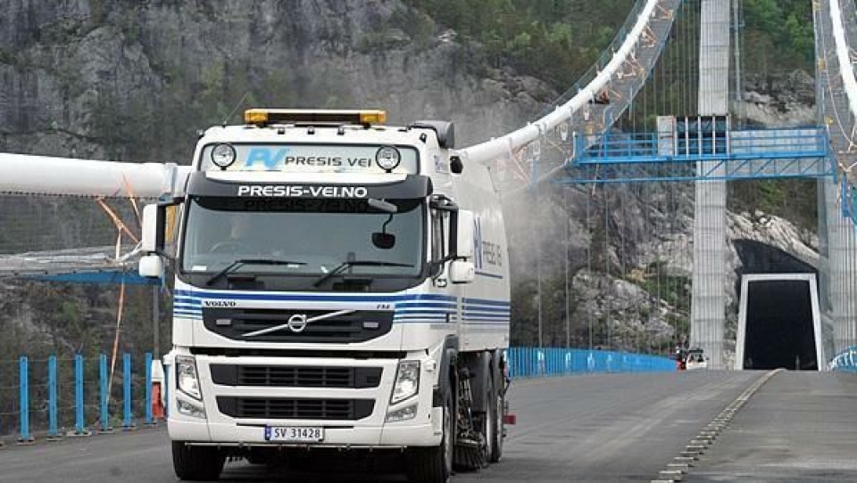 Kostebilen underveis på Hardangerbrua i går.