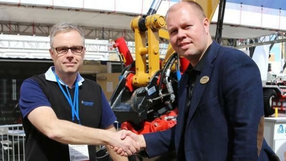 Per Väppling (t.v.) i Indexator Rototilt Systems og Henrik Sonerud fra Oilquick undertegnet en ny og mer omfattende samarbeidsavtale mellom de to selskapene på Conexpo 2014 i Las Vegas, Nevada.