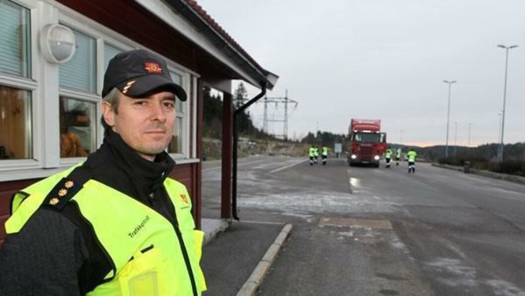 Seksjonsleder i Statens vegvesen region Øst, Geir Mjøsund, er overrasket over hvor mange norskregistrerte tungbiler som ble kjørt uten riktig abonnement ved kontrollen på Taraldrud i Akershus 5. januar 2015, og at mange norske kjørte med personbilavtale på sine lastebiler. Seksjonsleder i Statens vegvesen region Øst, Geir Mjøsund, er overrasket over hvor mange norskregistrerte tungbiler som ble kjørt uten riktig abonnement ved kontrollen på Taraldrud i Akershus 5. januar 2015, og at mange norske kjørte med personbilavtale på sine lastebiler.