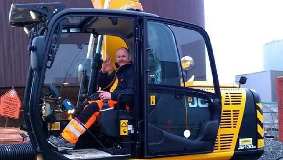 Fører Thor Atle Martinsen stortrives i den nye 13-tonns JCB-gravemaskinen. Dette er den 20. JCB-maskinen entreprenøren Lindhaugen AS kjøper.