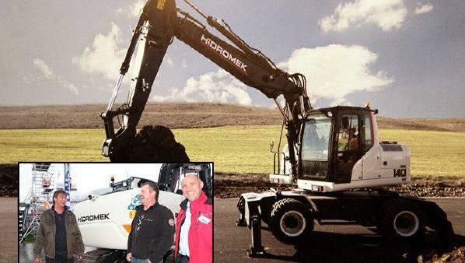 Avitec AS hadde fått låne denne Hidromek beltegraveren (det lille bildet) fra importøren av merket i Belgia. Maskinfører Mareno Johansen (t.v.) og eier Rolf Atle Steffensen i Bolle Maskinservice AS prøvde den, og kjøpte en Hidromek 140W hjulgraver (det store bildet). Til høyre står selger Rolf-Eirik Ivarsson fra importør Avitec AS.