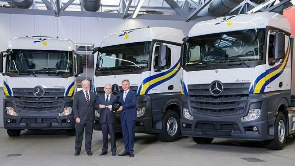 Jose Luis Lopez-Schümmer (t.v.), President i Mercedes-Benz Espana S.A, Jose Esteban Conesa, eier av Primafrio og Stefan Buchner, leder av Mercedes-Benz Trucks ved overrekkelsen av de første bilene på Mercedes-Benz-fabrikken i Wörth.