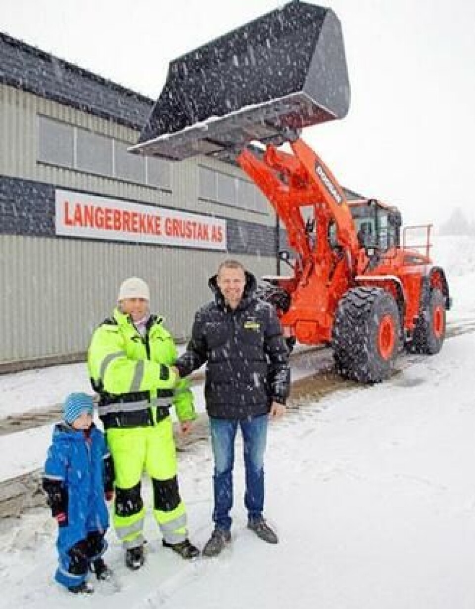 Ole Marius Rosendal fra Rosendal Maskin AS overleverer Doosan DL550-3 til Anton Langebrekke i Langebrekke Grustak AS