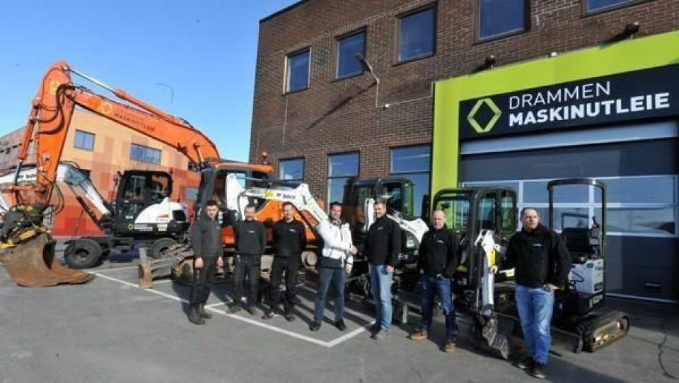 Oddvard Lien fra Drammen Maskinutleie tar Rosendal Maskin-selger Magne Reiersrud i hånda i nærvær av flere ansatte i utleieselskapet.