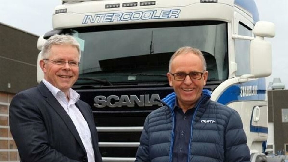 Administrerende direktør i Norsk Scania AS, Frode Neteland til venstre og Olav Stangeland er fornøyde med rammeavtalen.