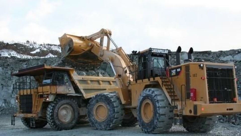NorStones Cat 992K i ferd med å laste Cat-trucken 777D.