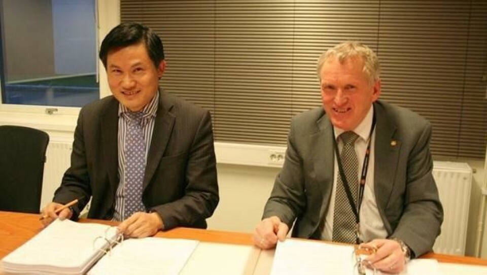Fv. representant fra SRBG, Saizhong He, og regionvegsjef Torbjørn Naimak. Kontrakten ble signert ved regionvegkontoret i Bodø.