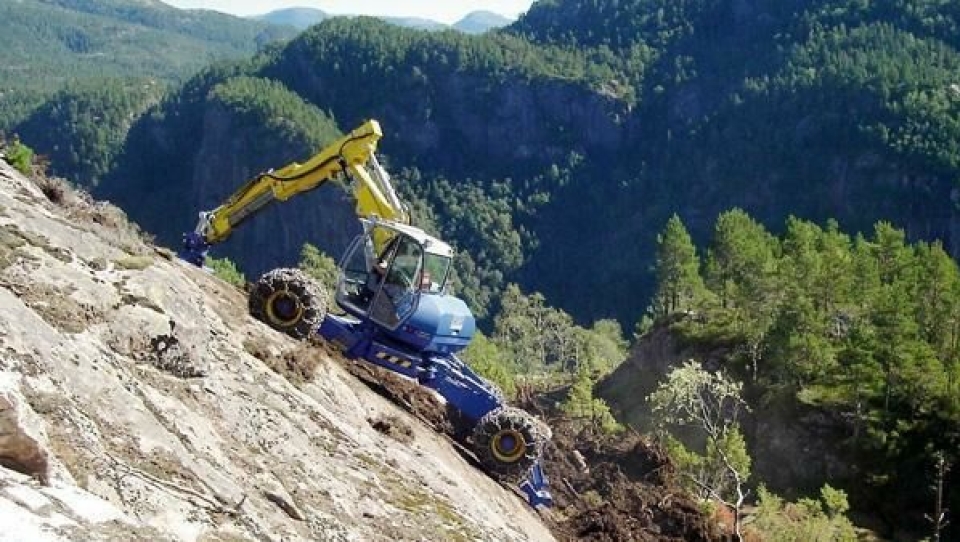En stilstudie i fremragende klatreteknikk, her S2 4x4 Cross på rensking hos Oster Pukk og Sand AS i Lindås utenfor Bergen.