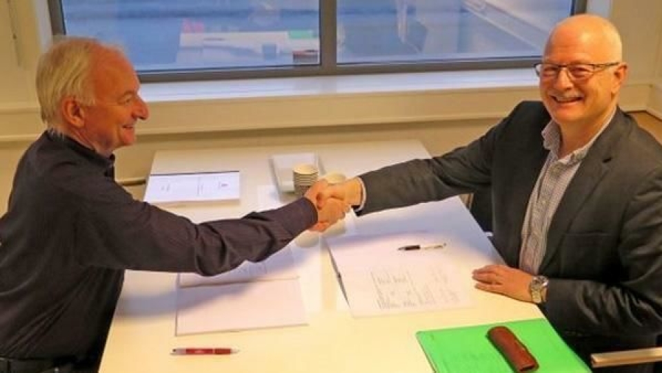 Prosjektleder Tor Geir Espedal (til venstre) og adm. direktør Gunnar Buvik i VTT Maritime AS undertegnet kontrakten om kjerneboring.