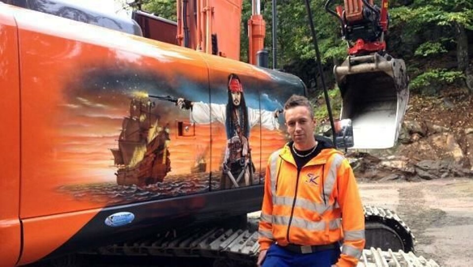 Maskinfører Johnny Tveit med sin motivlakkerte Hitachi ZX210 LC-5.